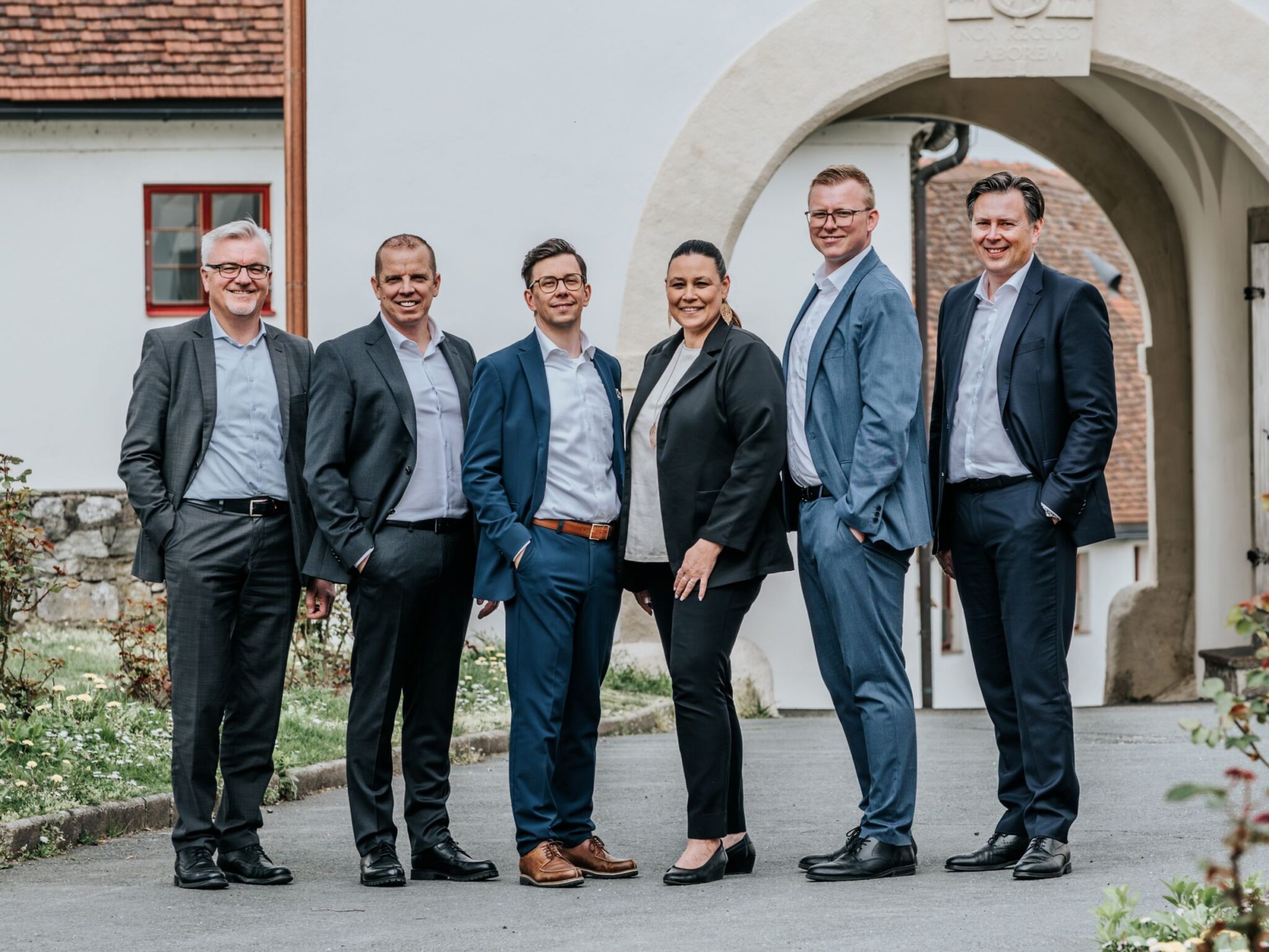 Teamfoto der Mitarbeitenden mit Geschäftsleitung